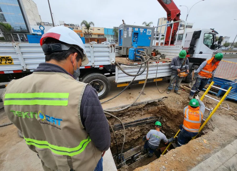 Pipe bursting / cracking